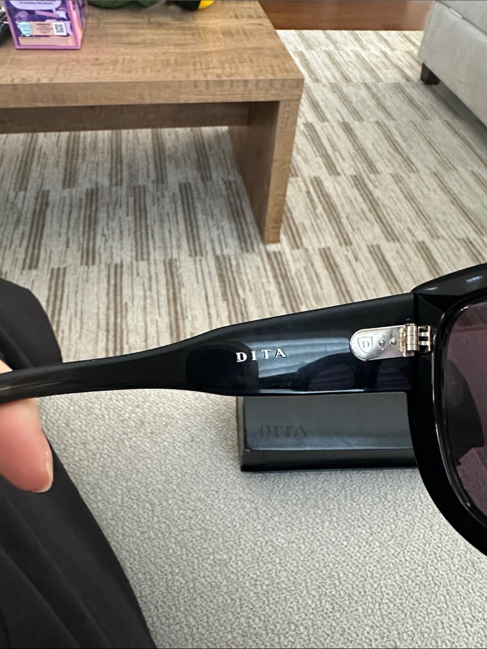 DITA ブラック キャットアイ メガネ DITA Black Cat-Eye Sunglasses with Dark Lenses - Gem